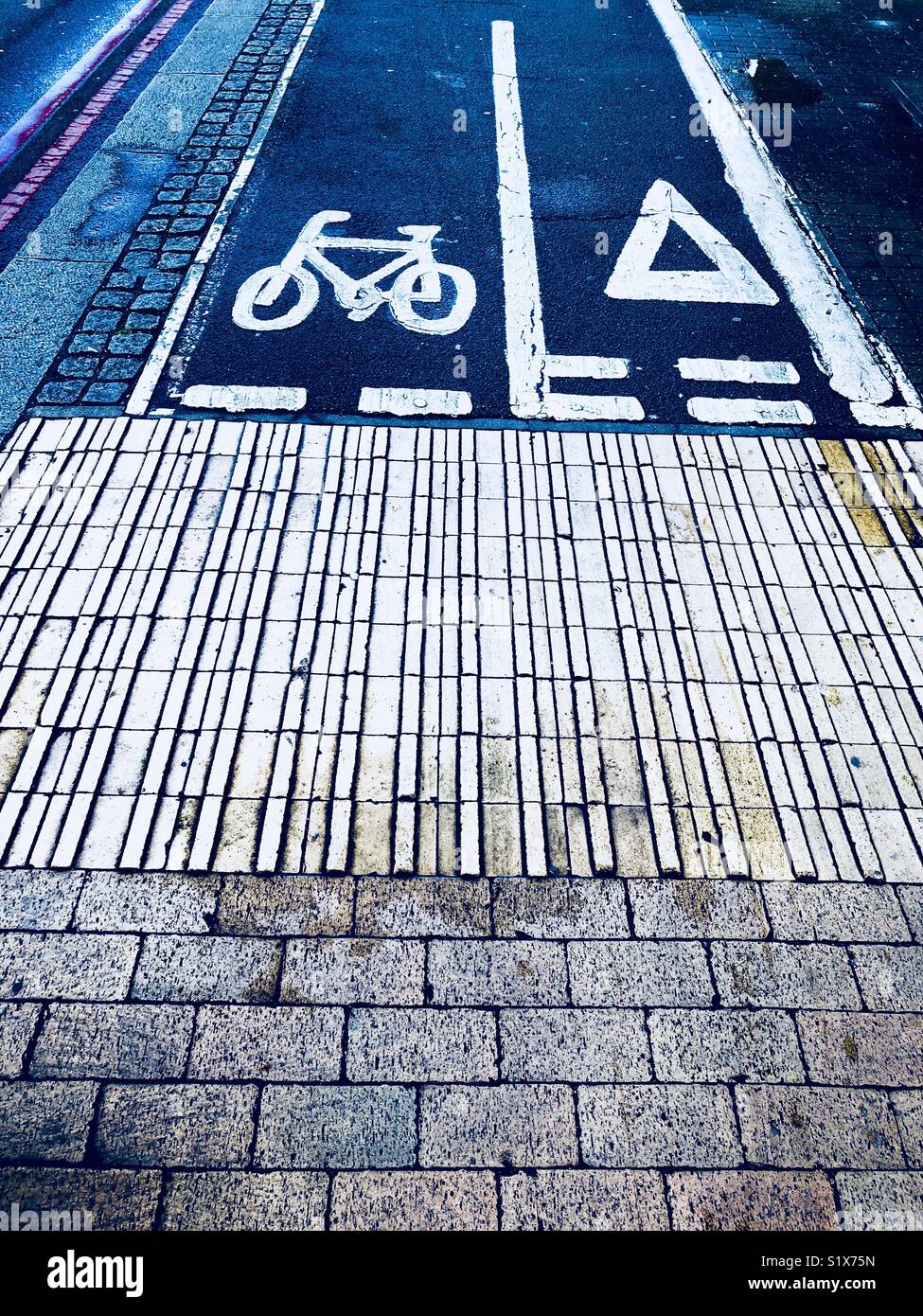 Escursioni in bicicletta lane di Londra vicino alla stazione di Vauxhall - Immagine stock catturata con smartphone