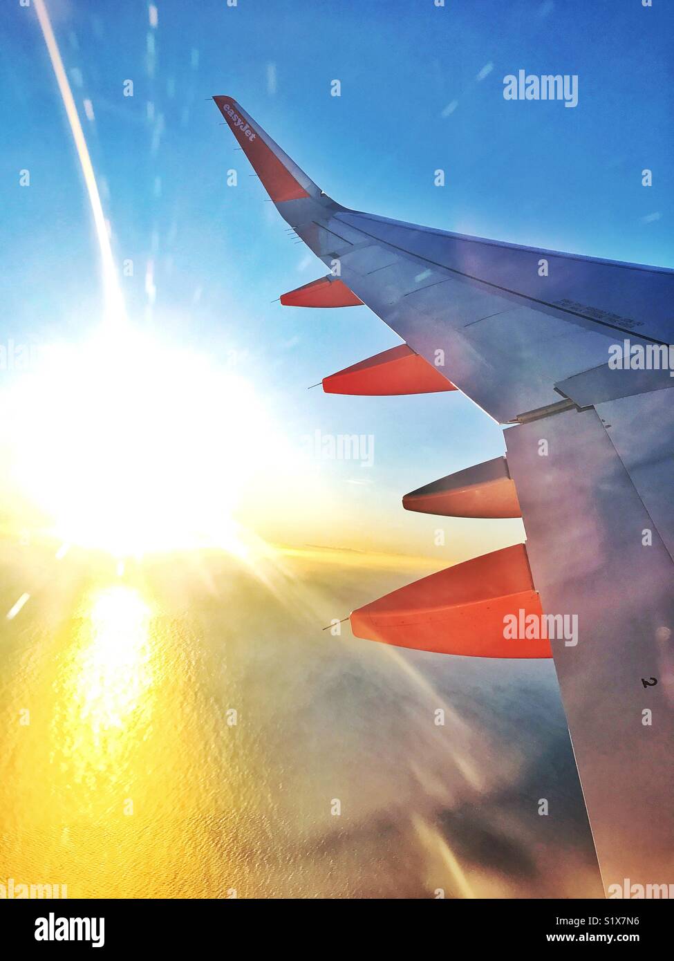 La vista al di fuori di un aeromobile di EasyJet di mattina presto sun, come si guadagna altezza al di sopra del Mare Mediterraneo. Credito foto - © COLIN HOSKINS. - Immagine stock catturata con smartphone