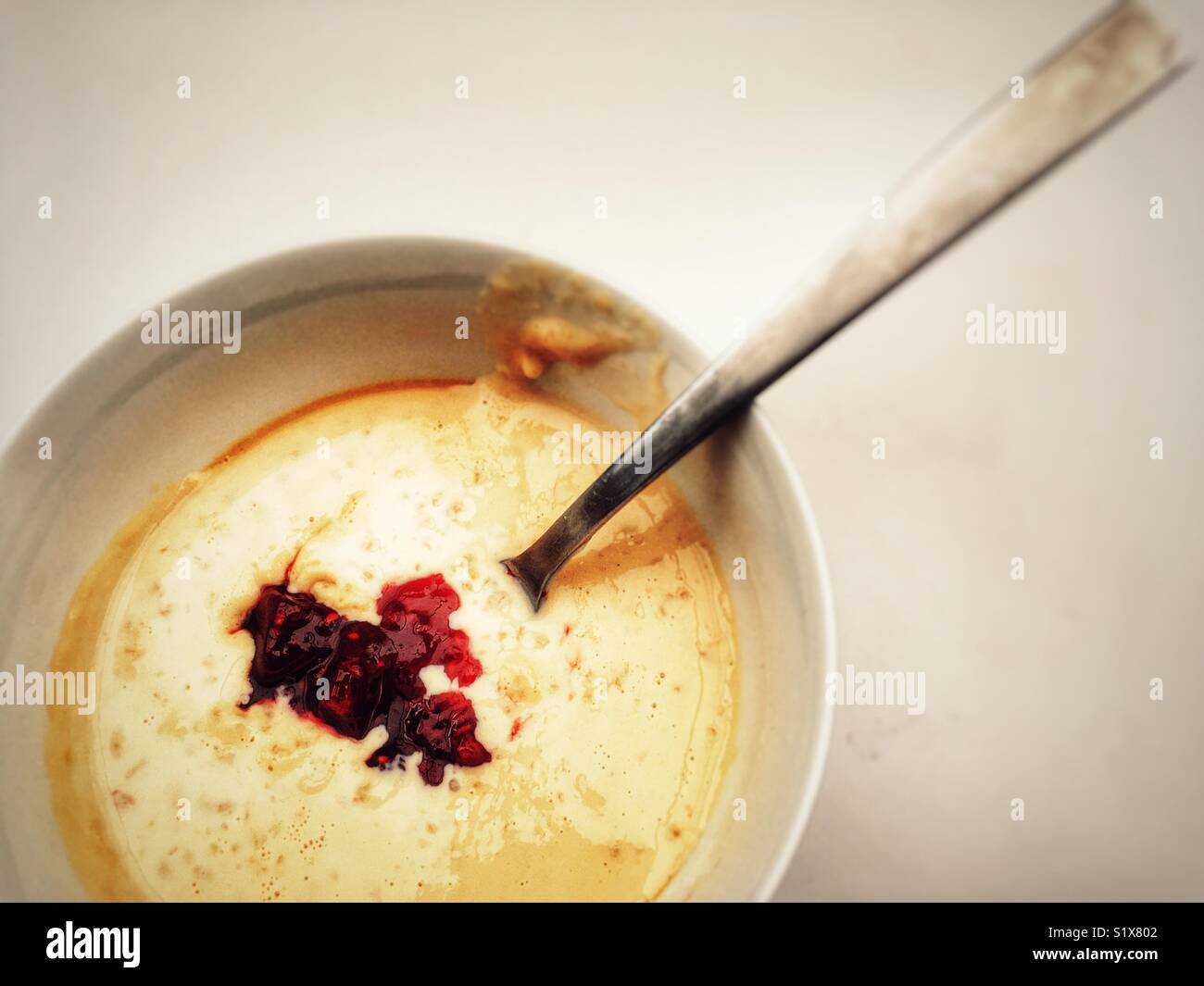 Crema di riso con confettura di lamponi Foto Stock