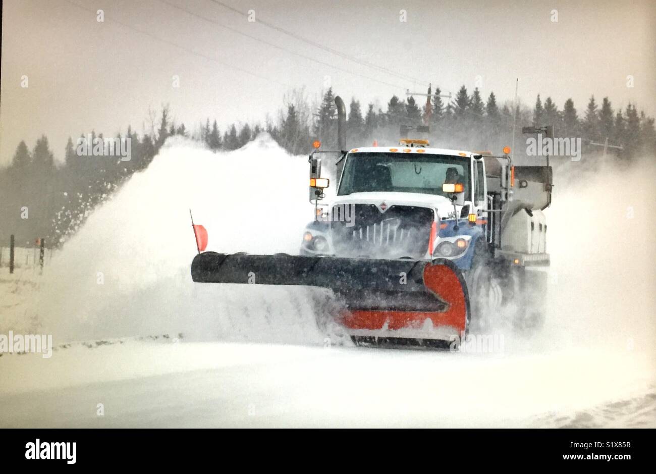 Snow Plough deselezionando la strada - Immagine stock catturata con smartphone