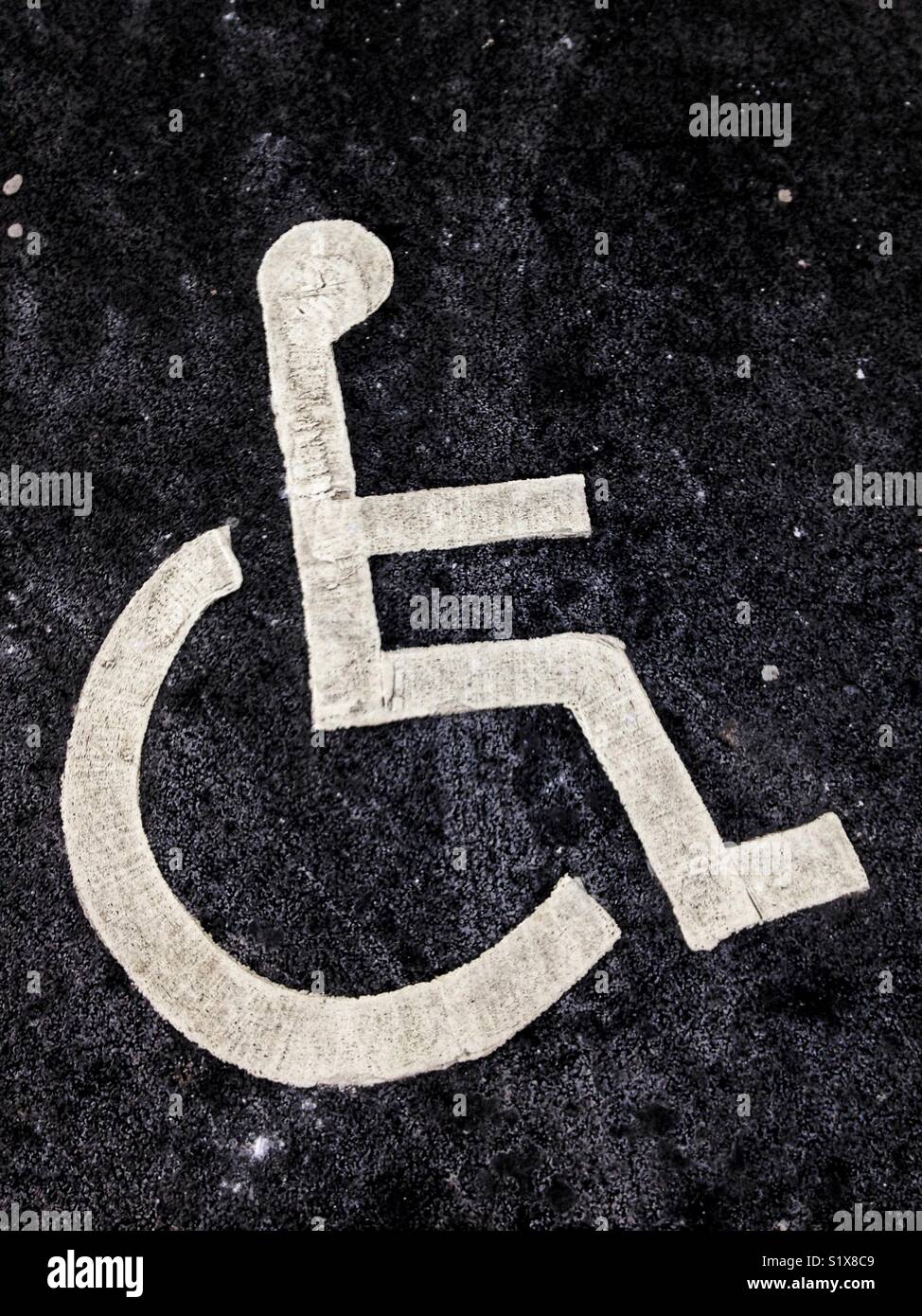 Un parcheggio disabili simbolo dipinto sul pavimento in un parcheggio. - Immagine stock catturata con smartphone