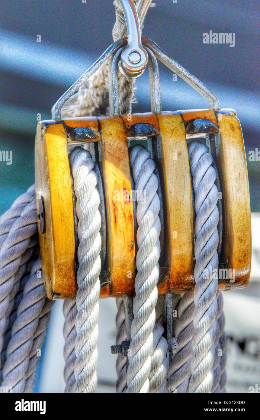 Corde in un sistema a pulegge su una barca a vela Foto Stock