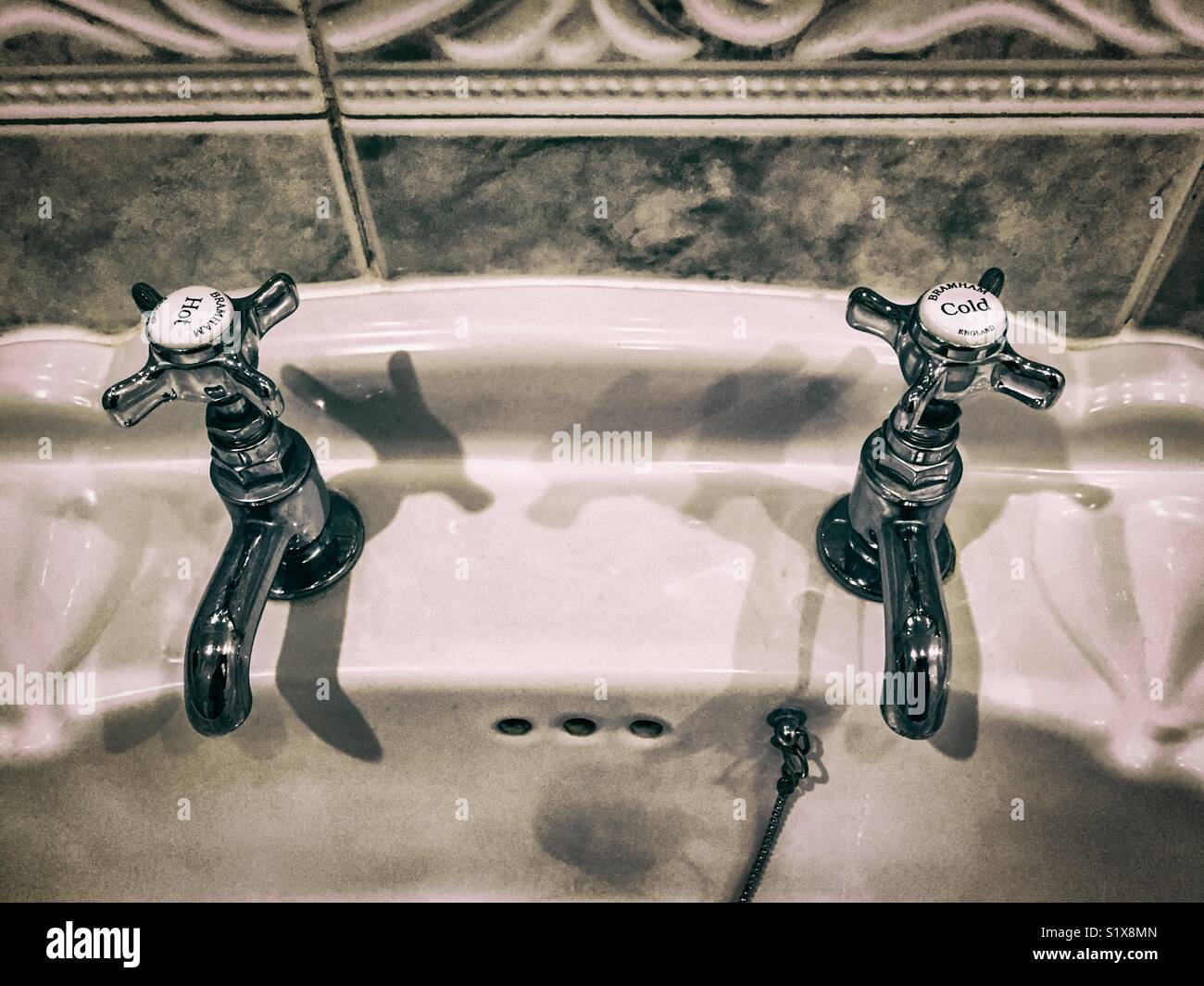 Due rubinetti separati per acqua calda e fredda Foto stock - Alamy