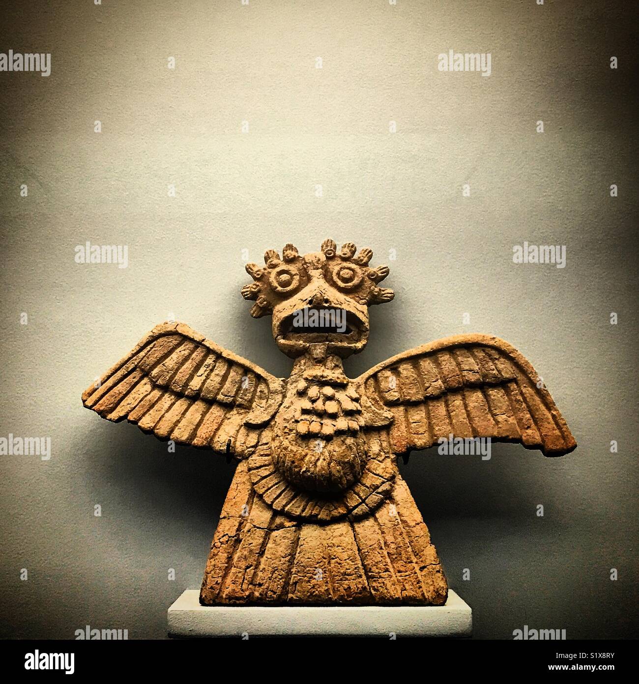 Un aquila è visualizzato nel museo Amparo prehispanic museum di Puebla, Messico Foto Stock