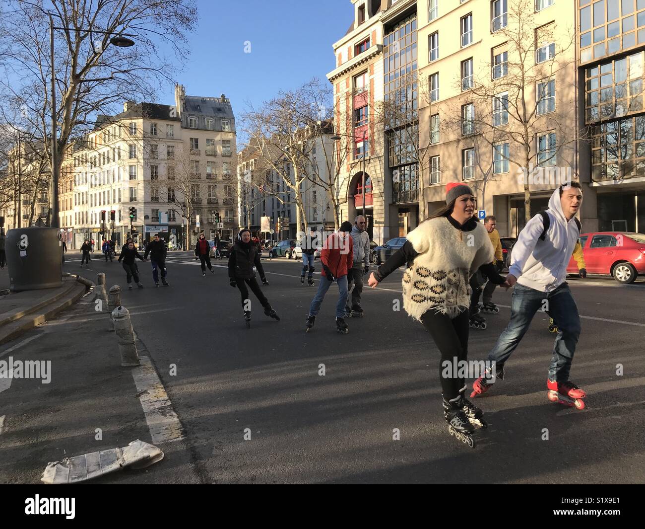 Pattinatori rullo ha avuto sulle strade di Parigi di domenica dalla gente del posto. I giovani e i vecchi erano simili Foto Stock