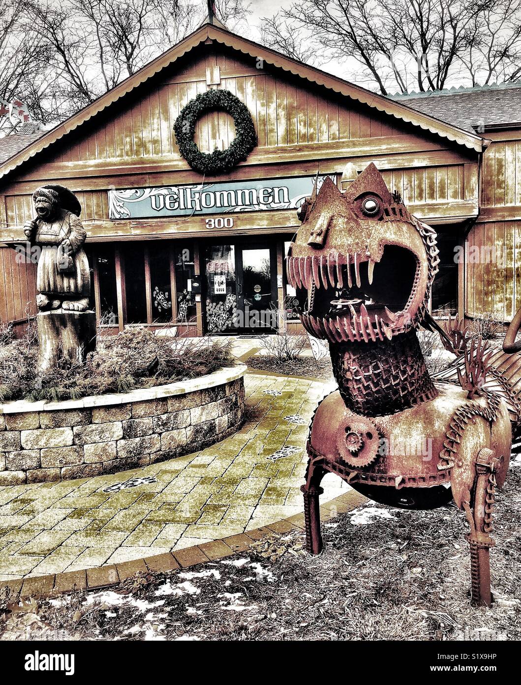 Camera di commercio con il troll di intaglio e scultura di metallo, il monte Oreb, WI - Immagine stock catturata con smartphone