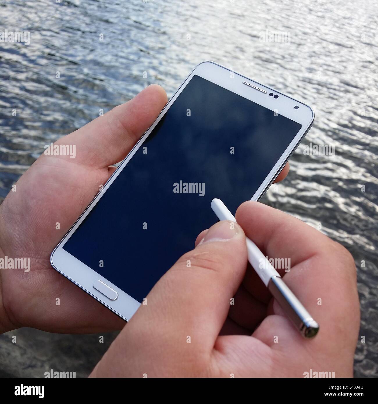 Outdoor utilizza lo smartphone - Immagine stock catturata con smartphone