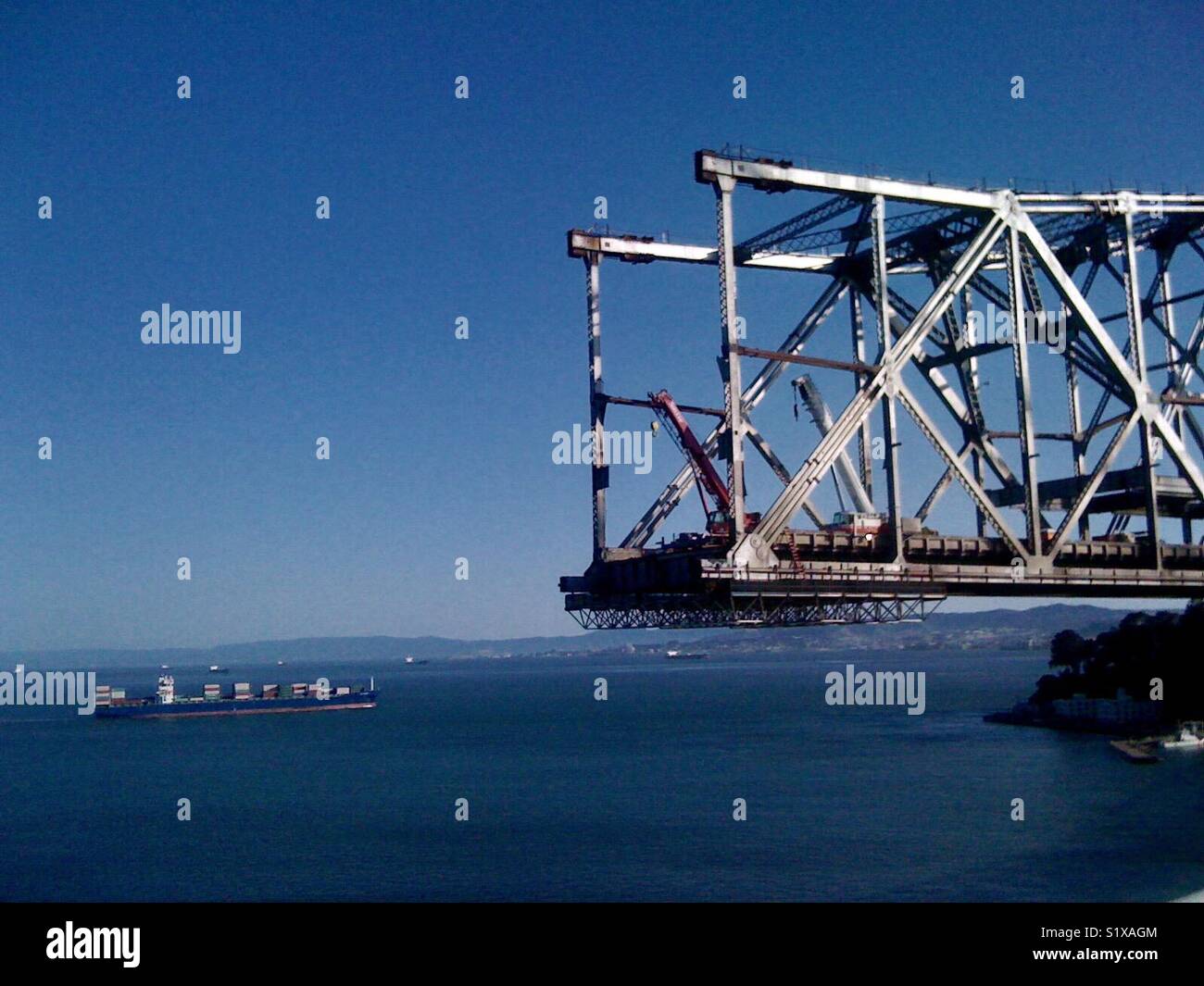 La demolizione del vecchio ponte della Baia di San Francisco Bay, California, Stati Uniti d'America. - Immagine stock catturata con smartphone