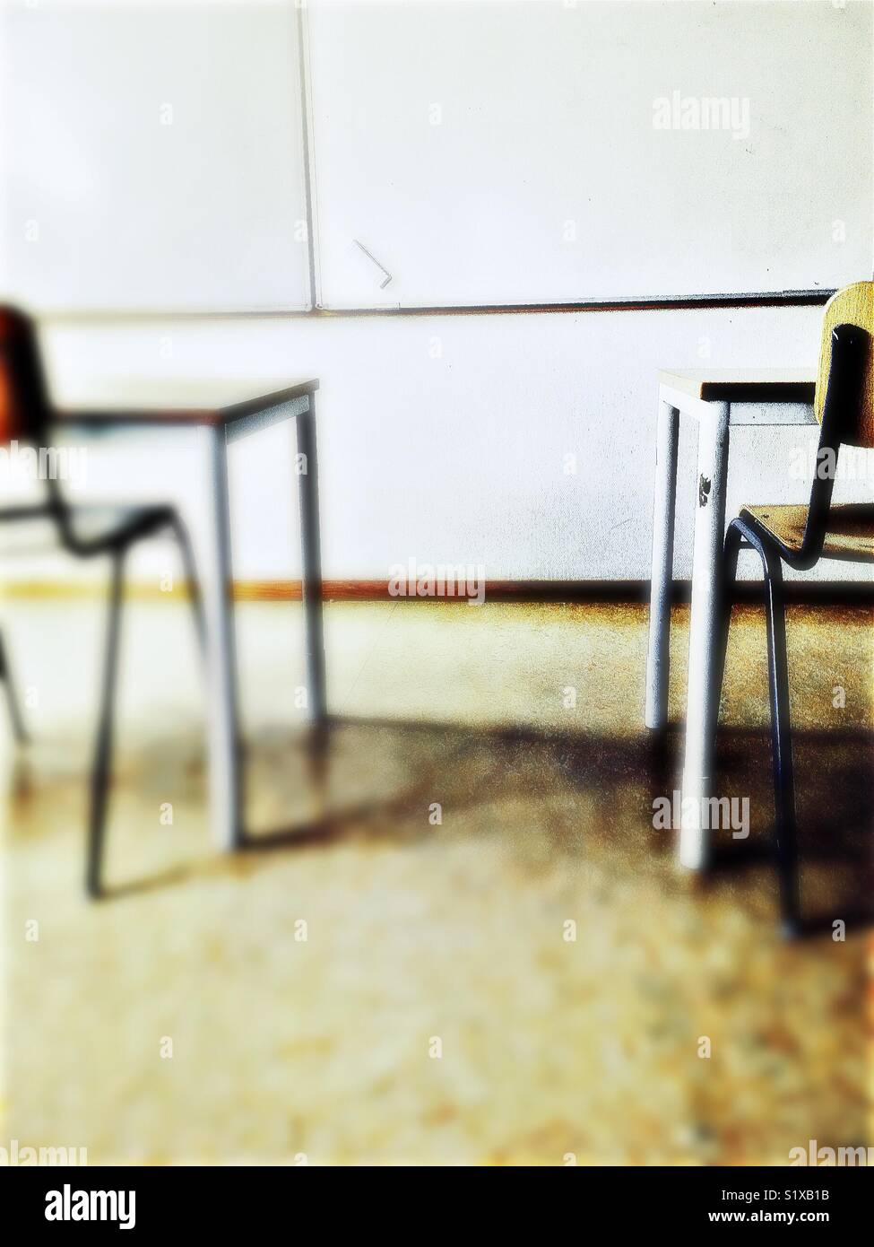 Aula vuota con lavagna, gomma e tavoli e sedie - Immagine stock catturata con smartphone