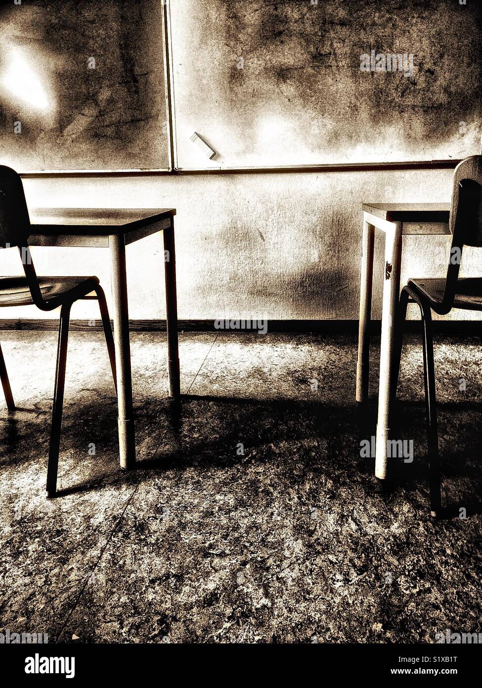 Aula vuota con lavagna, gomma e tavoli e sedie - Immagine stock catturata con smartphone