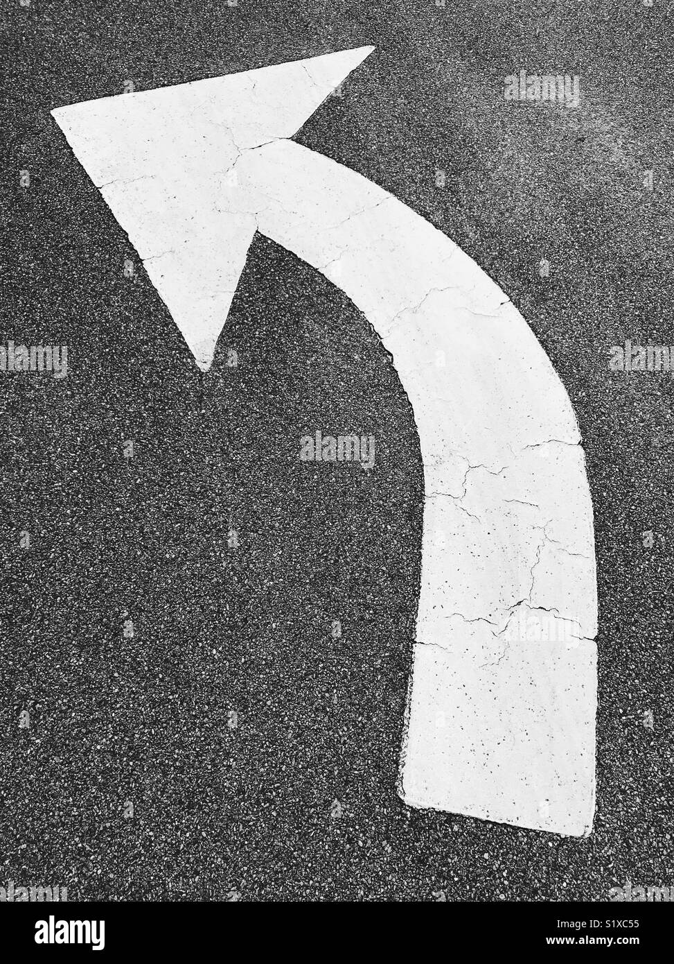 Una freccia dipinta su strada girando a sinistra. - Immagine stock catturata con smartphone