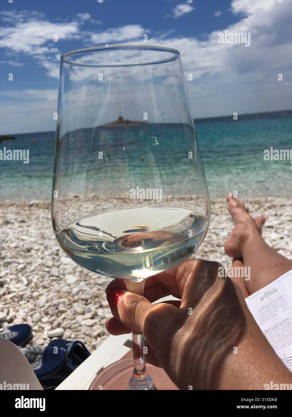 Tempo di rilassarsi con il vino e la spiaggia. Foto Stock