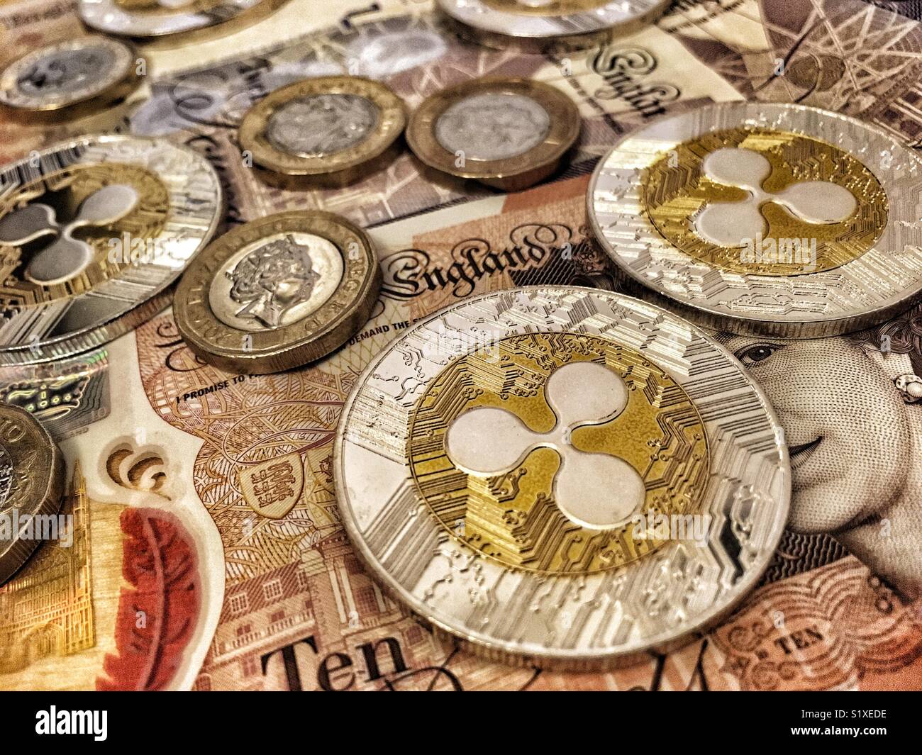 Ripple e cryptocurrency valuta britannica - Immagine stock catturata con smartphone