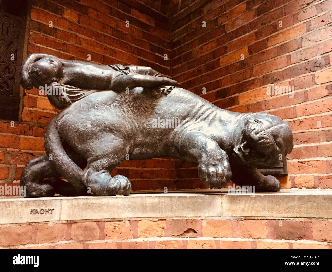 Bernhard Hoetger la scultura in bronzo "Panther portando la notte' (1912) al di fuori del Robinson Crusoe casa su Böttcherstraße Bremen Germania contro un mattone rosso sfondo. Foto Stock