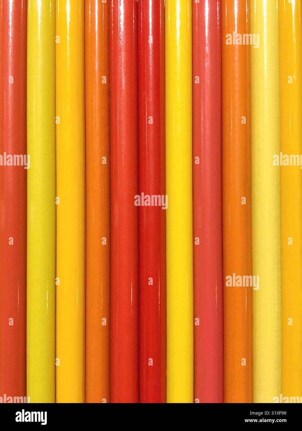 Giallo arancione rosso sfondo costituito dalle matite colorate Foto Stock