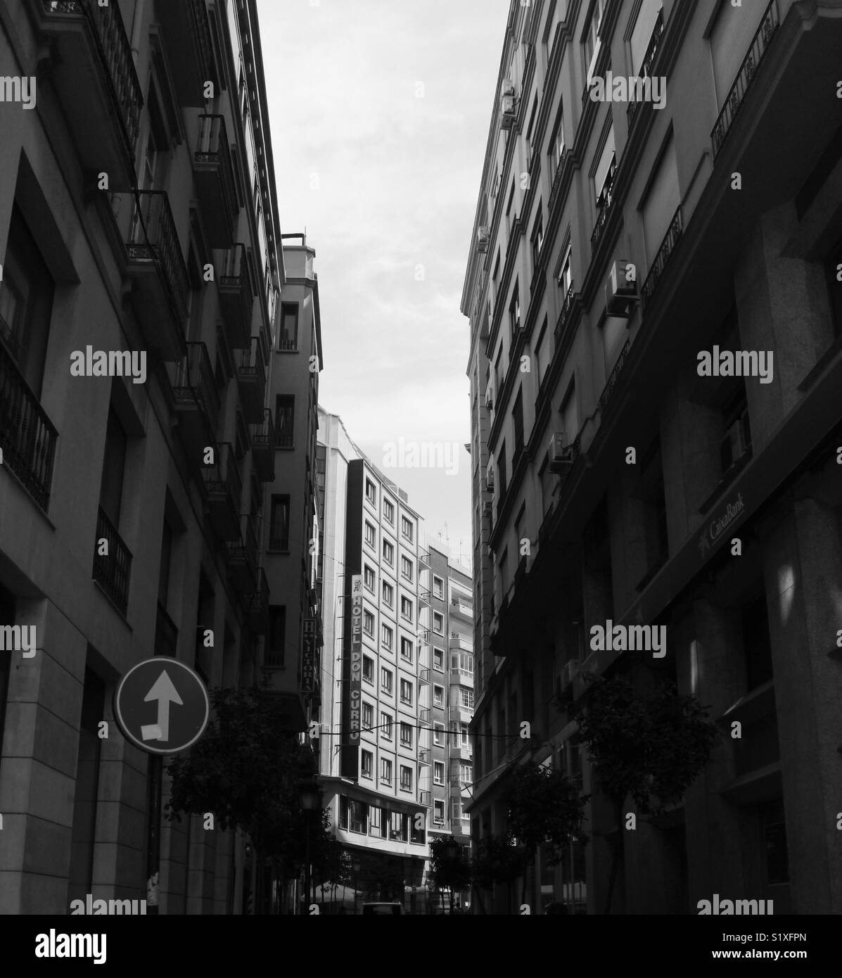 La città di Malaga. Immagine in bianco e nero degli edifici con tono elementi formali. Luce e immagine scura Foto Stock