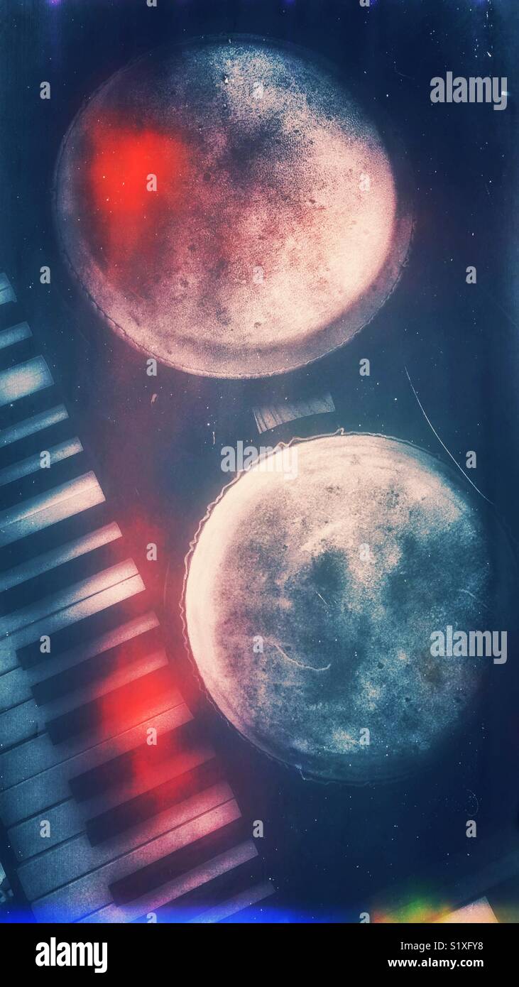 Tasti di pianoforte e tamburi africani - Immagine stock catturata con smartphone