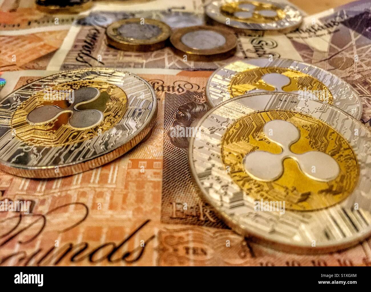 Ripple cryptocurrency delle monete in euro e sterline britanniche - Immagine stock catturata con smartphone