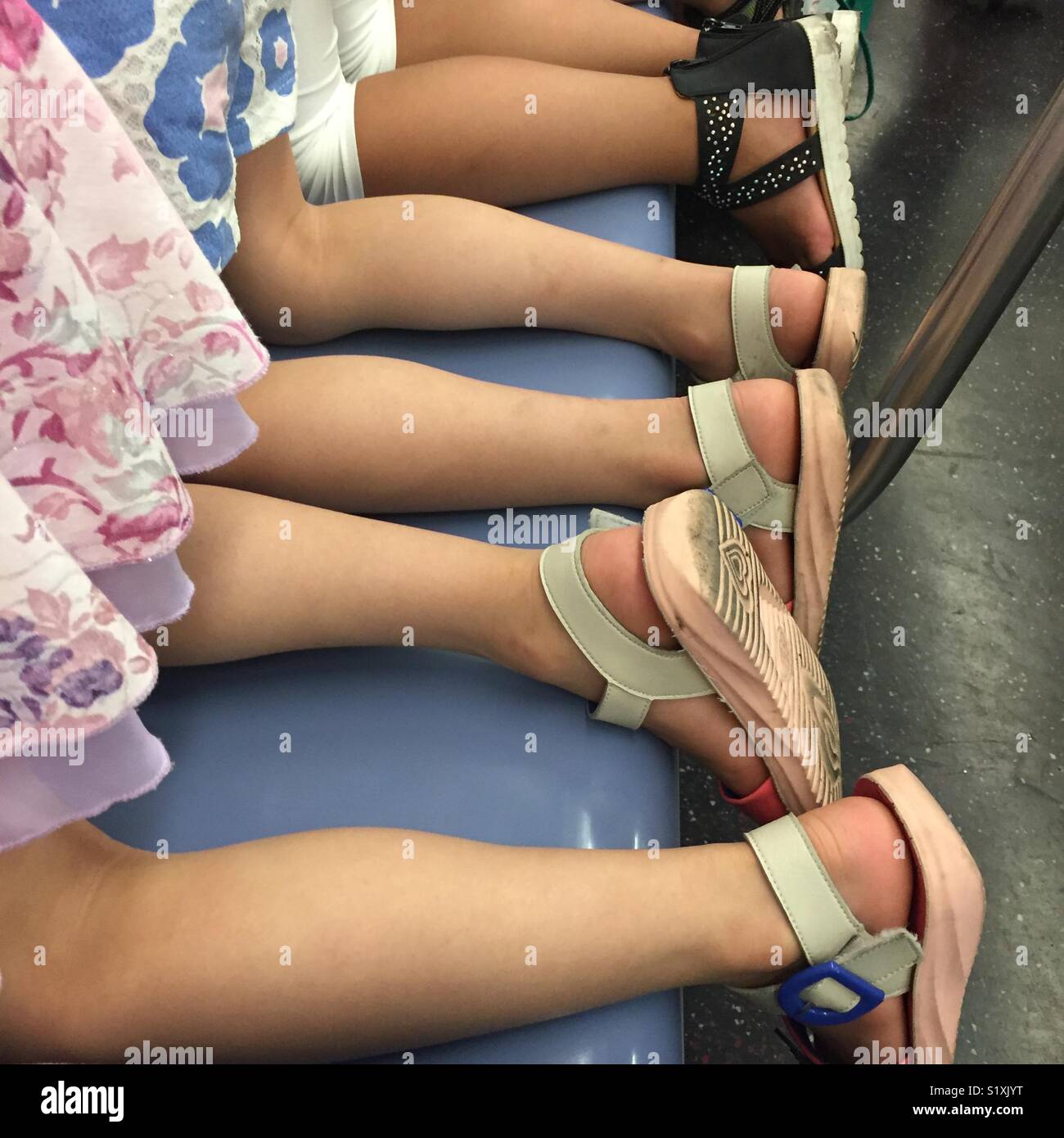 Le ragazze a guardare fuori dalla finestra del treno Foto Stock