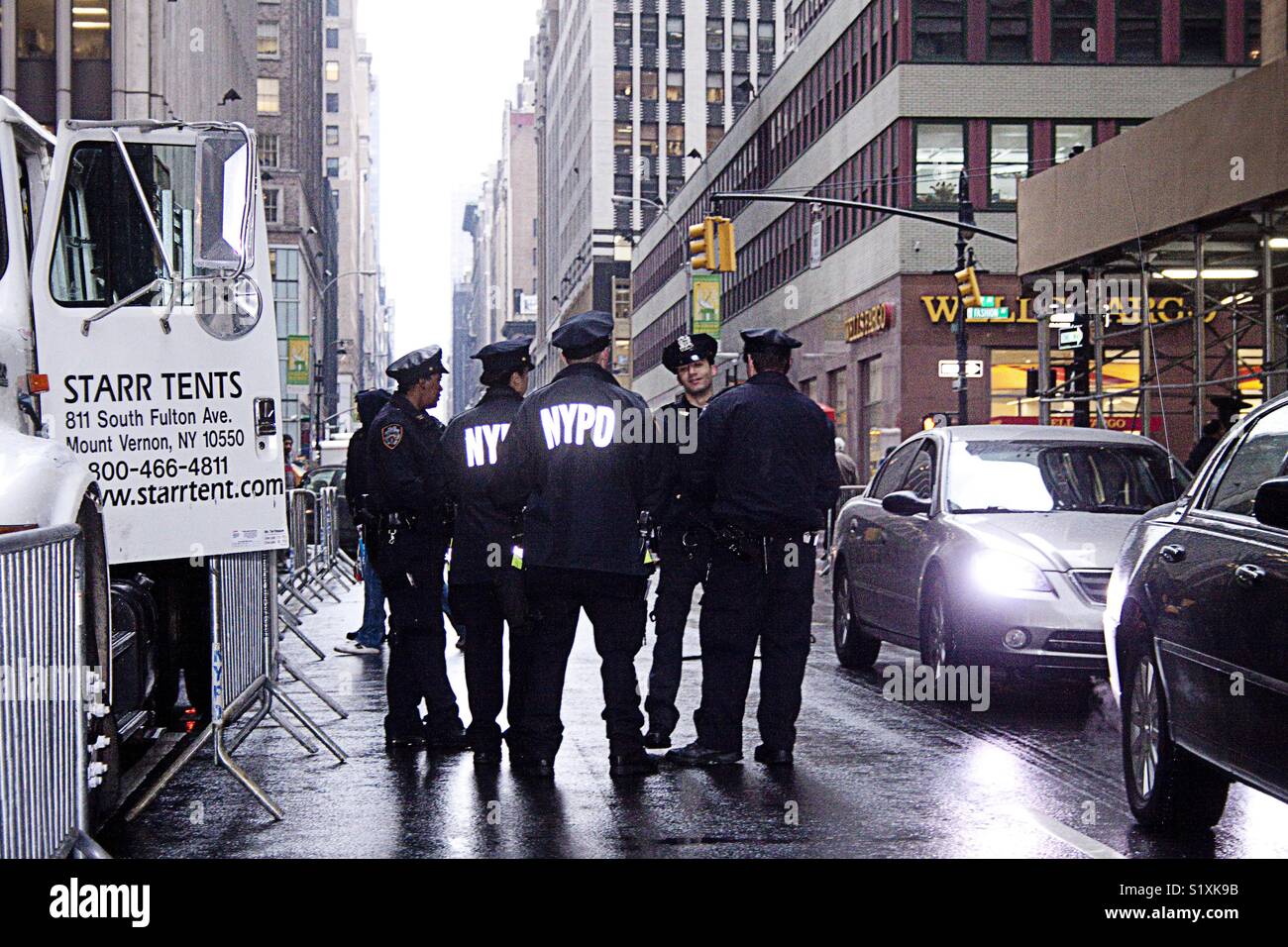 New York poliziotti insieme nella città Foto Stock