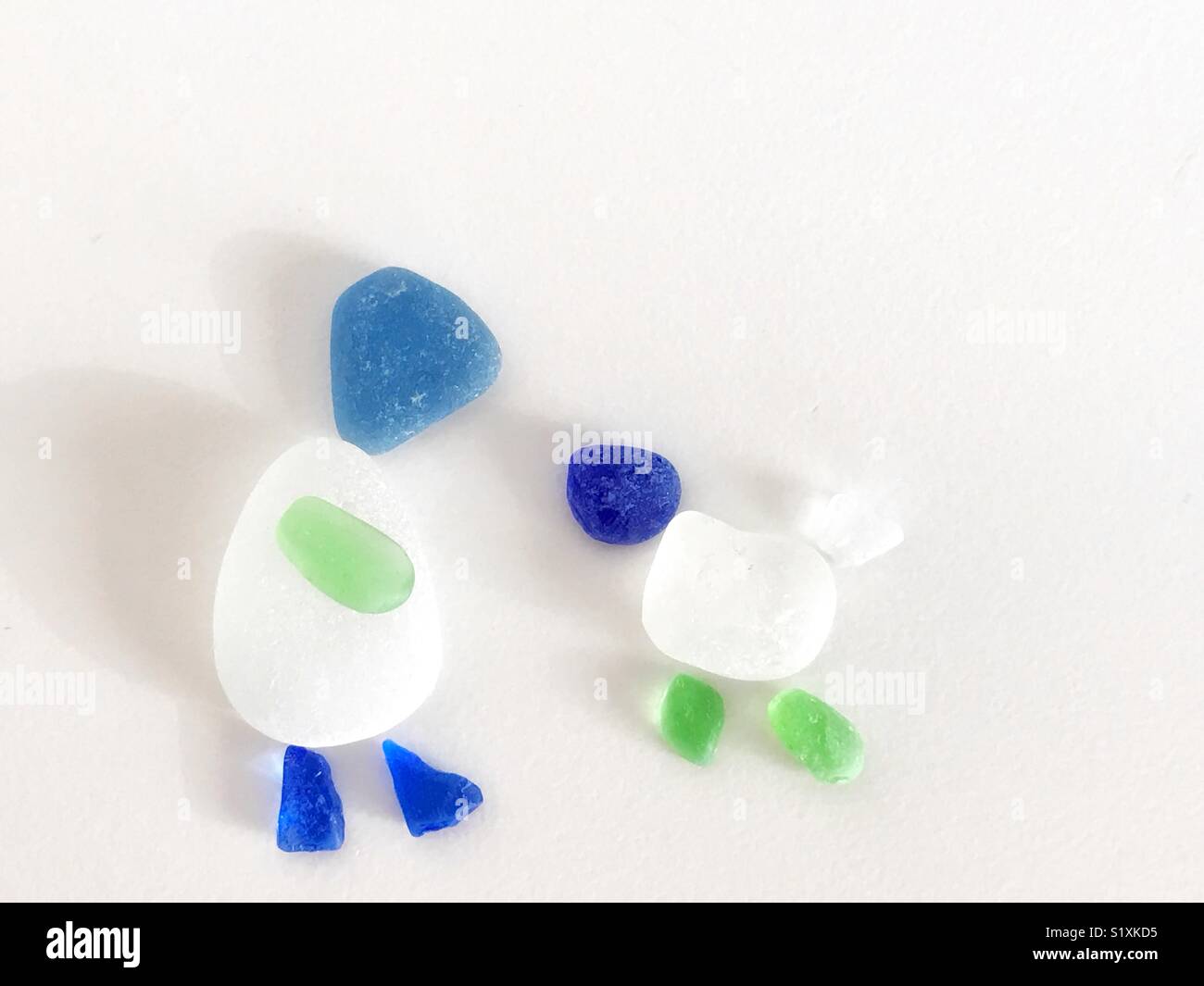 Spiaggia glass crea una vignetta di un uomo e il suo cane. - Immagine stock catturata con smartphone