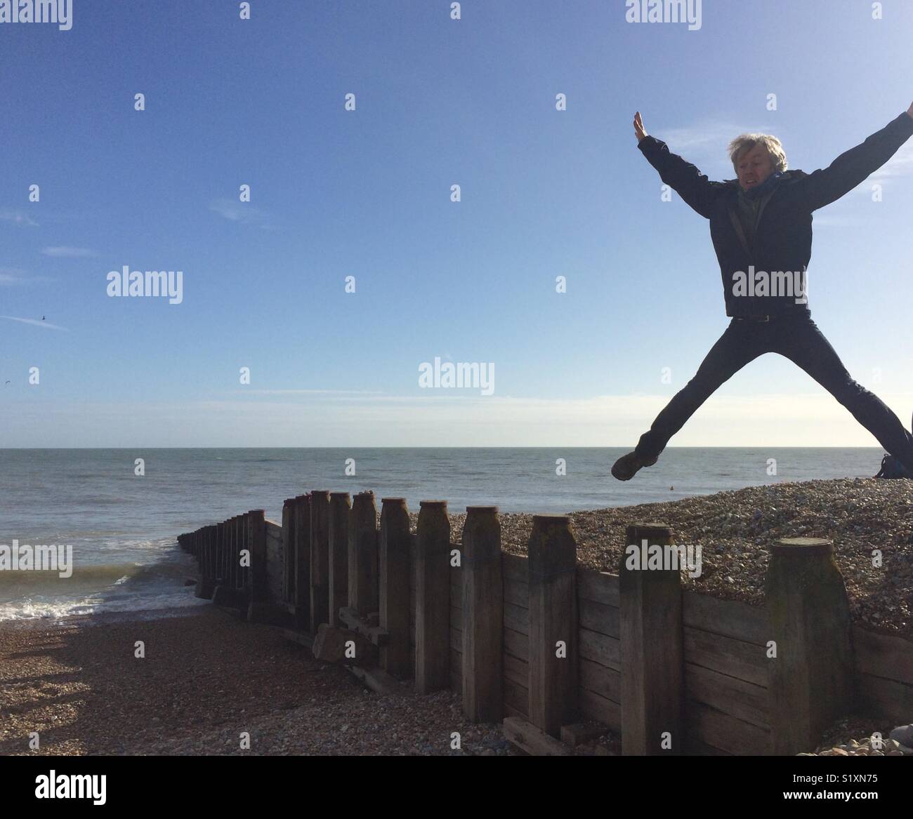 L'Uomo salto sulla spiaggia Foto Stock
