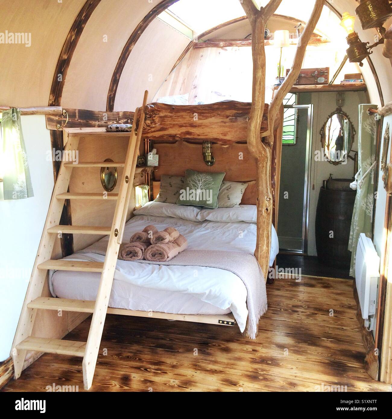 Interno di un lusso personalizzato capanna di pastori, Hampshire, Inghilterra, Regno Unito. - Immagine stock catturata con smartphone