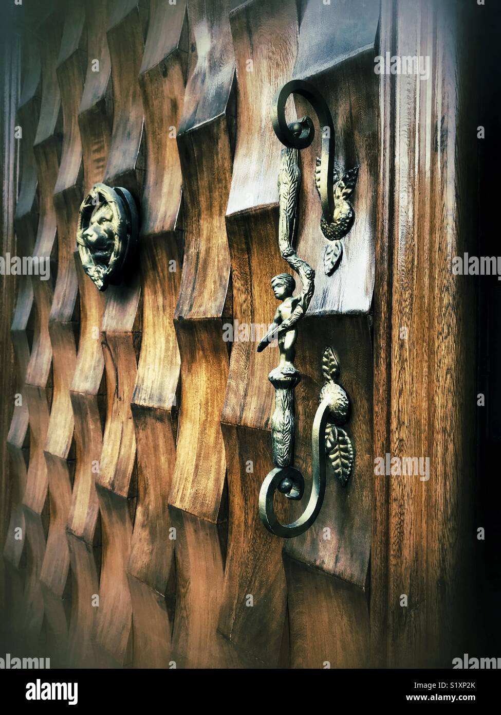 La maniglia della porta, porta respingente e superficie di porta di una porta in Tlaquepaque, Messico sono uniche e bellissime. Foto Stock