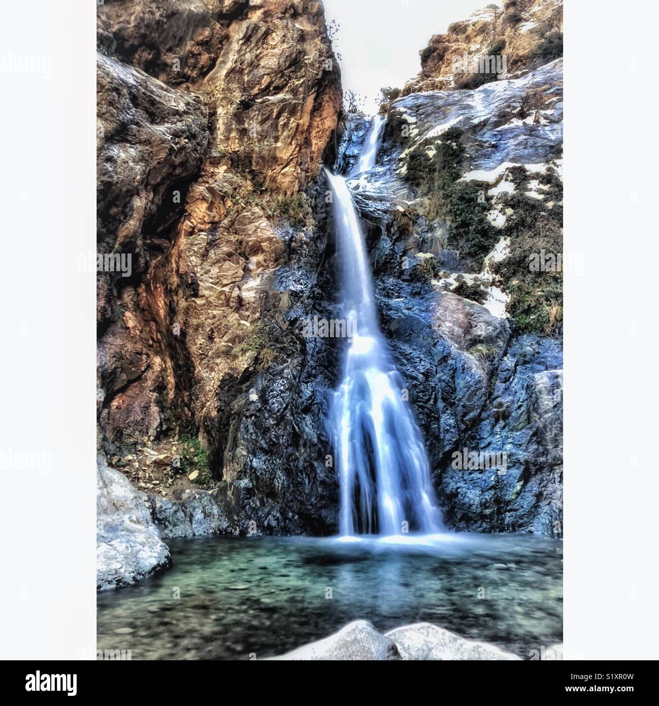 Cascada de las montañas del atlas, Frassineti-fatma en marraketch con el paisaje nevado en el Valle de Ourika Foto Stock