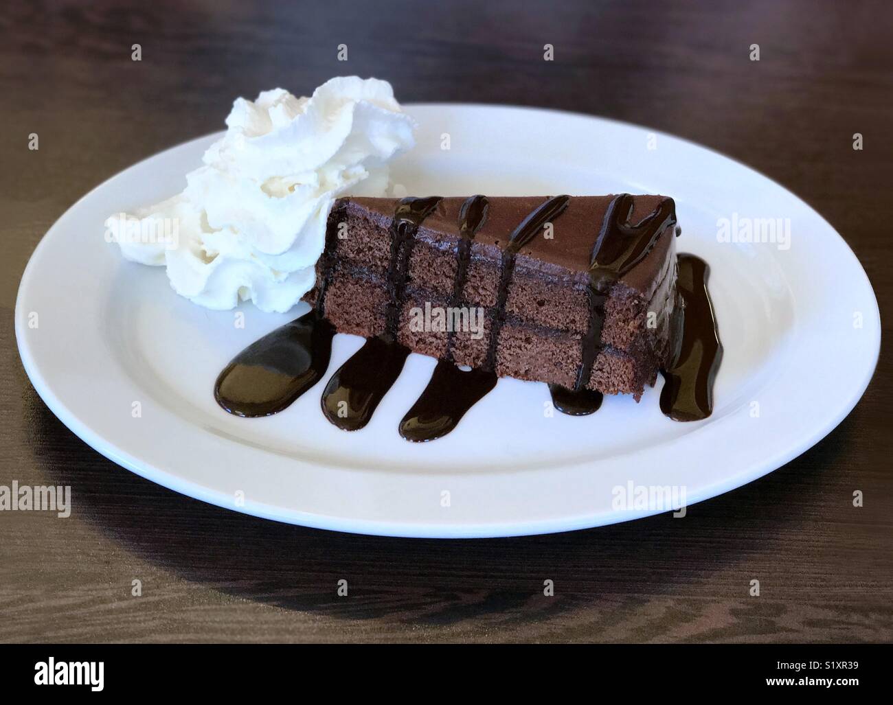 Una fetta di Sachertorte torta al cioccolato dolce viene visualizzato, che è una specialità culinaria di Vienna, Austria. - Immagine stock catturata con smartphone
