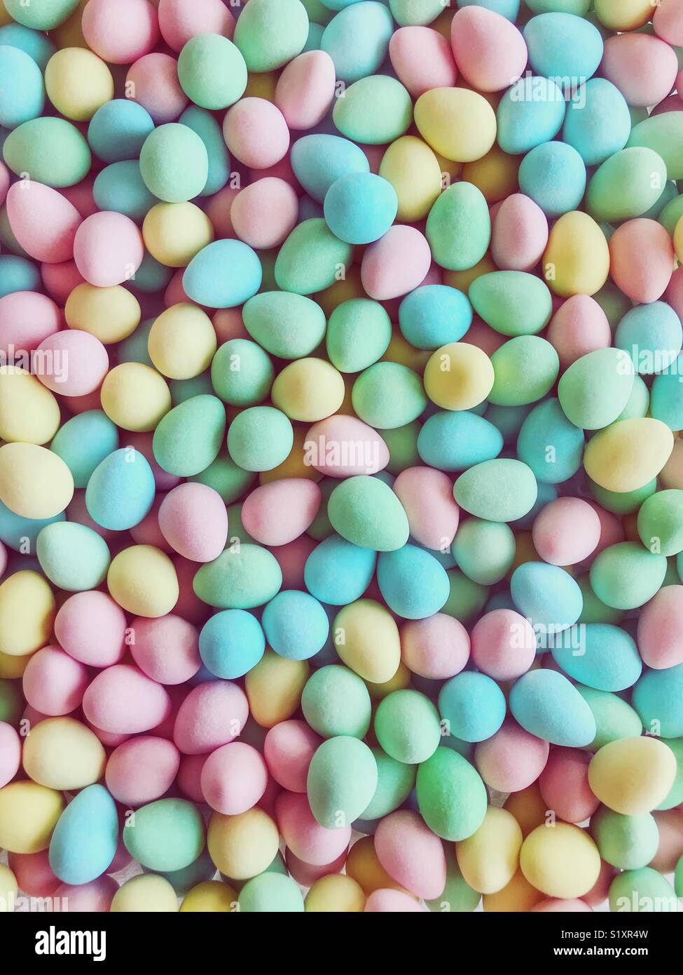 Rosa, verde, blu e giallo rivestite di zucchero cioccolato mini uova. - Immagine stock catturata con smartphone