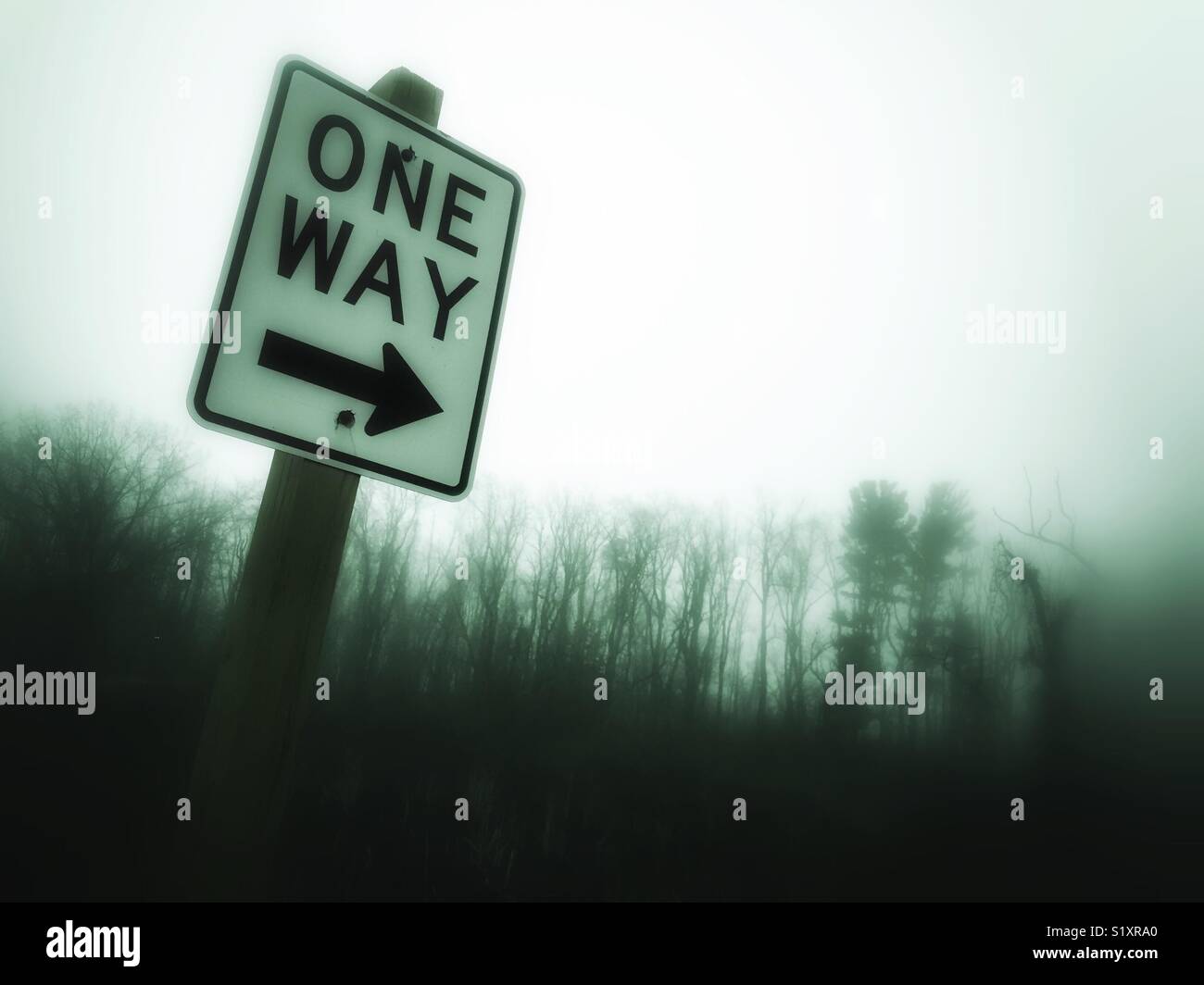 La nebbia in un modo segno - Immagine stock catturata con smartphone