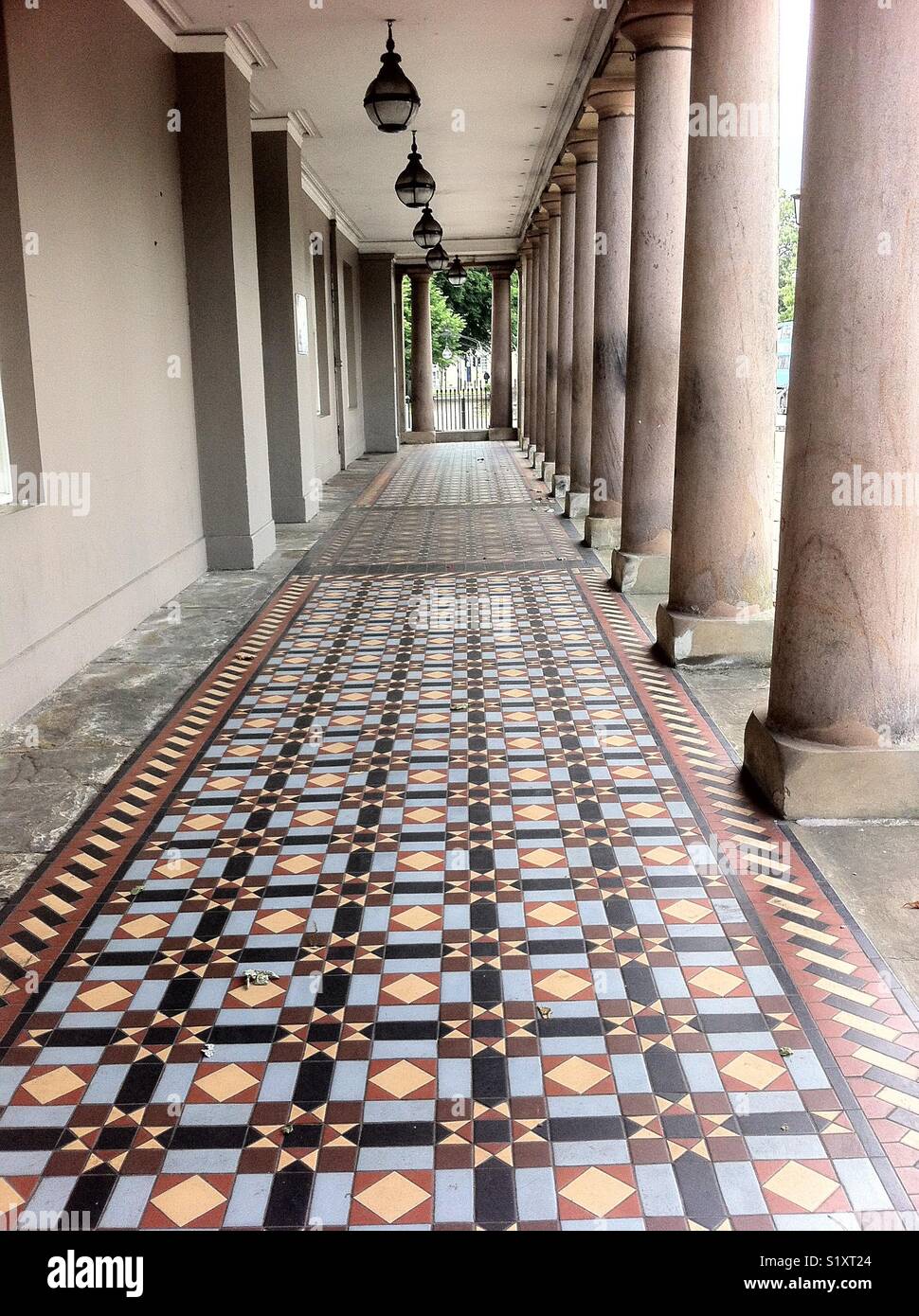 Modellato con pavimento in piastrelle nel portico, dirige anche il Royal Pump Camere e bagni, Royal Leamington Spa, 1813-14 - Immagine stock catturata con smartphone