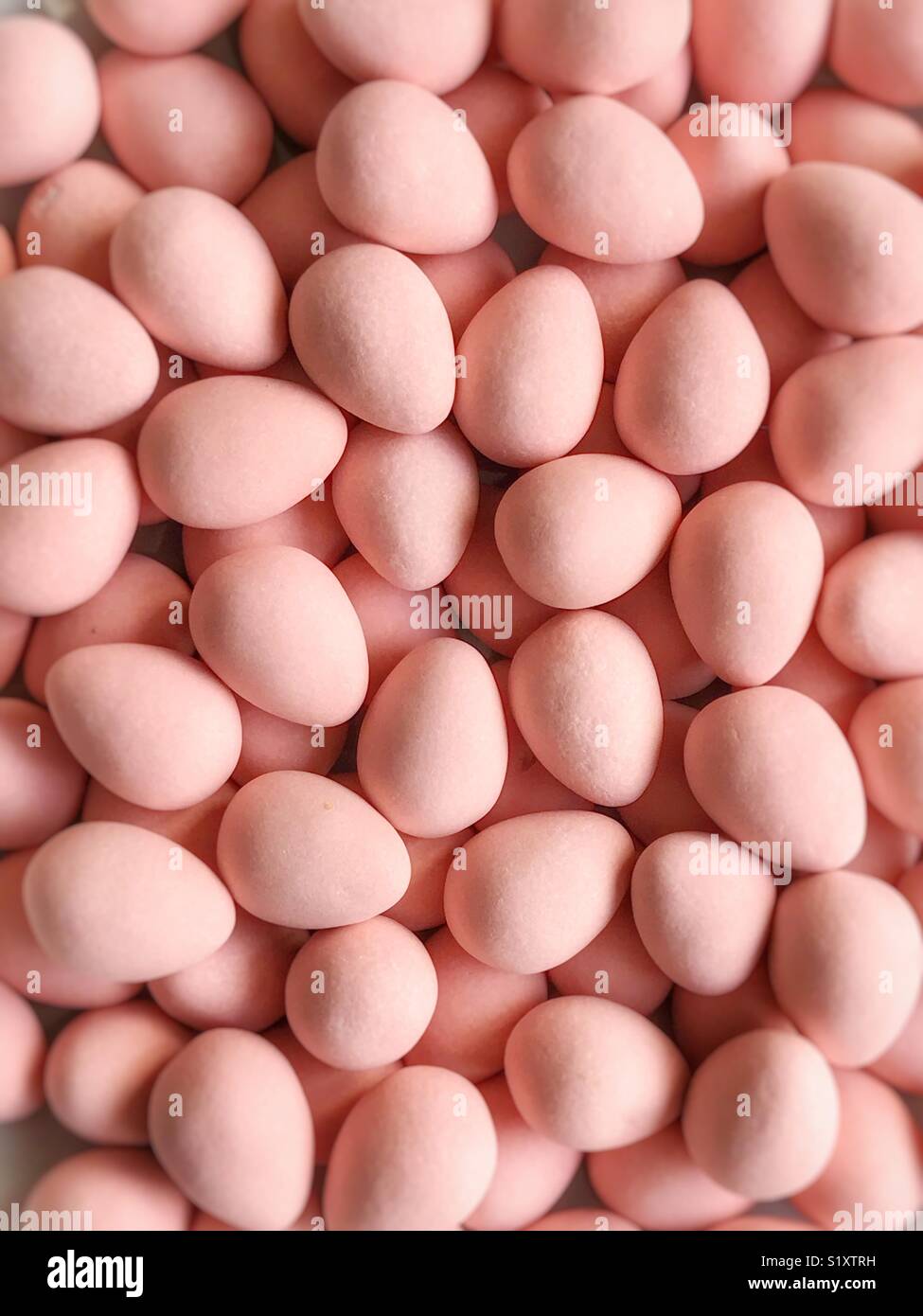 Rosa rivestite di zucchero cioccolato mini uova. - Immagine stock catturata con smartphone