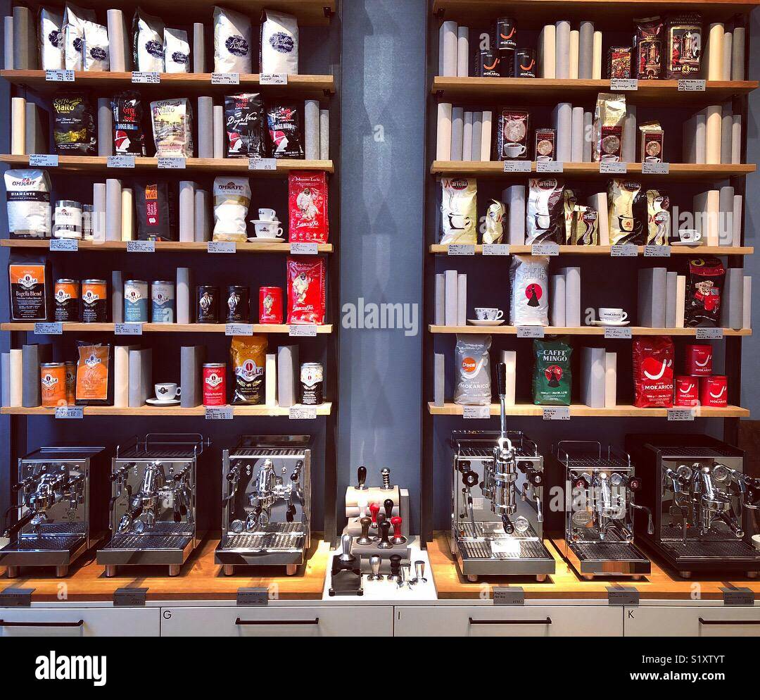 Una collezione di macchine da caffè espresso e i chicchi di caffè per la  vendita in un negozio di caffè a Berlino, Germania Foto stock - Alamy