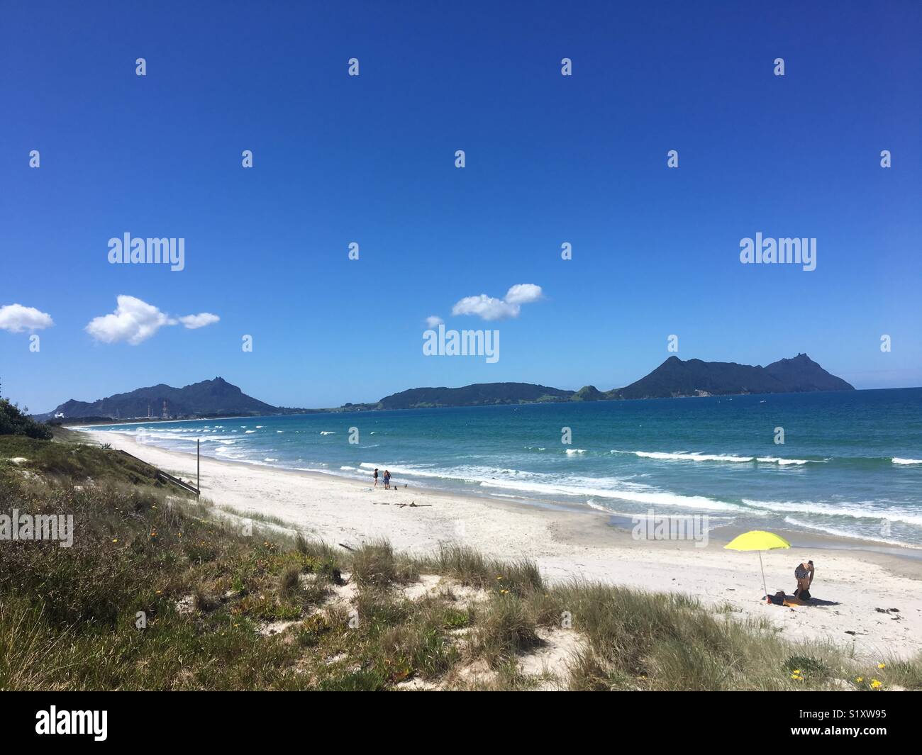 Bella spiaggia di Northland Nuova Zelanda. Montare Manaia in background, puro cielo blu e lana di cotone nuvole Foto Stock