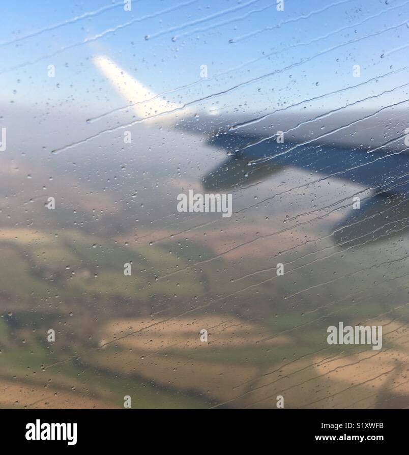 La formazione di condensa sulla finestra di un Embraer 195 aerei in volo - Immagine stock catturata con smartphone