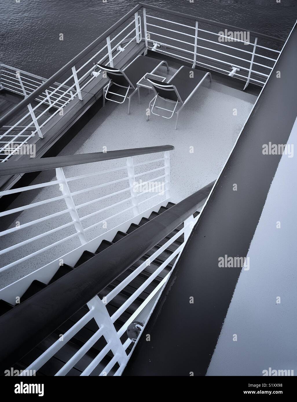 Sedie a sdraio su una nave da crociera - Immagine stock catturata con smartphone