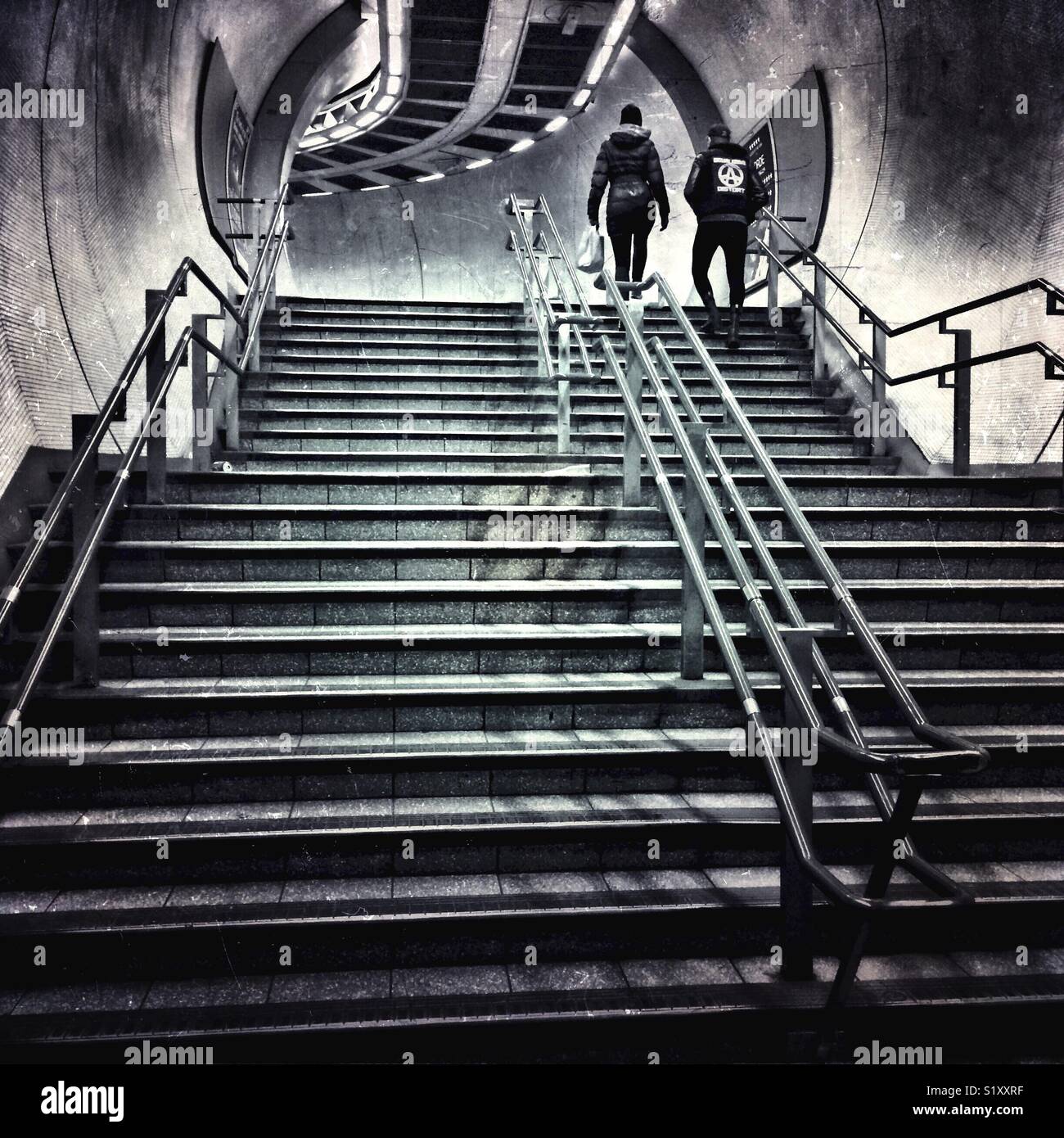 La gente camminare fino passi nella stazione della metropolitana di Londra - futuristico, dystopian look. - Immagine stock catturata con smartphone