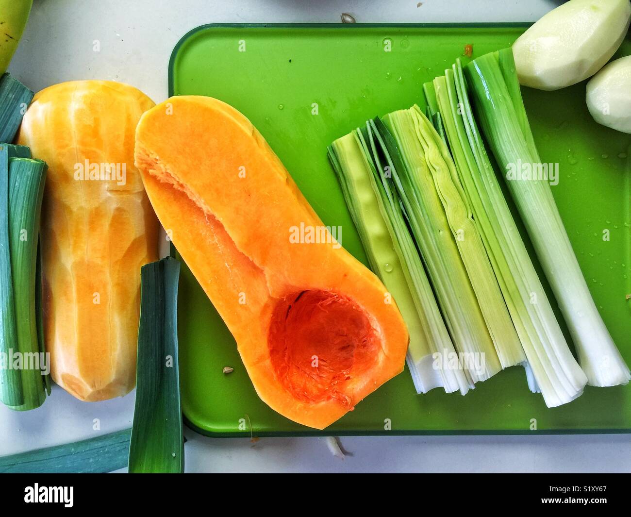 La zucca e la zuppa di porri nel processo decisionale - Immagine stock catturata con smartphone