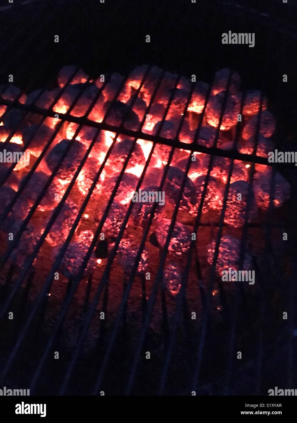 Carboni caldi in un barbecue Foto Stock