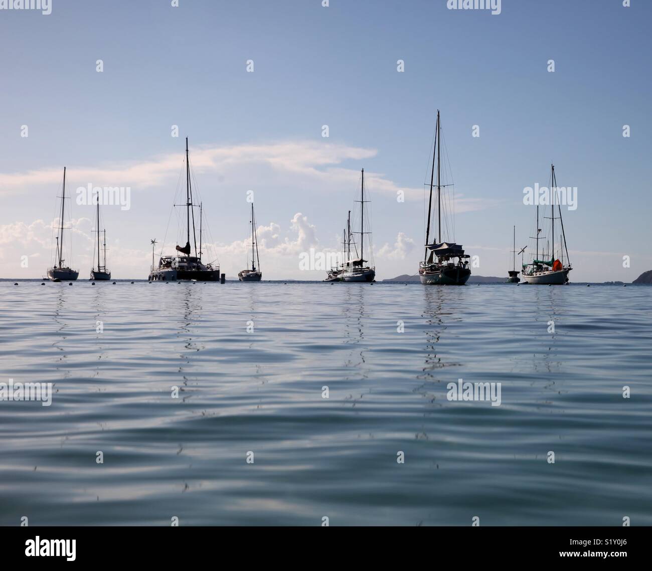 Barche a vela sono ormeggiate al largo della costa di San Tommaso negli Stati Uniti Isole Vergini. - Immagine stock catturata con smartphone