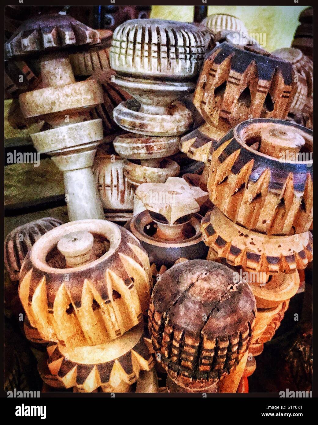 Una collezione di molinillos in legno, legno tradizionale accompagna messicano per la produzione di cioccolato caldo, viene visualizzato presso l'affascinante La Casa de las Flores pernottamento e prima colazione in Tlaquepaque, Messico. Foto Stock