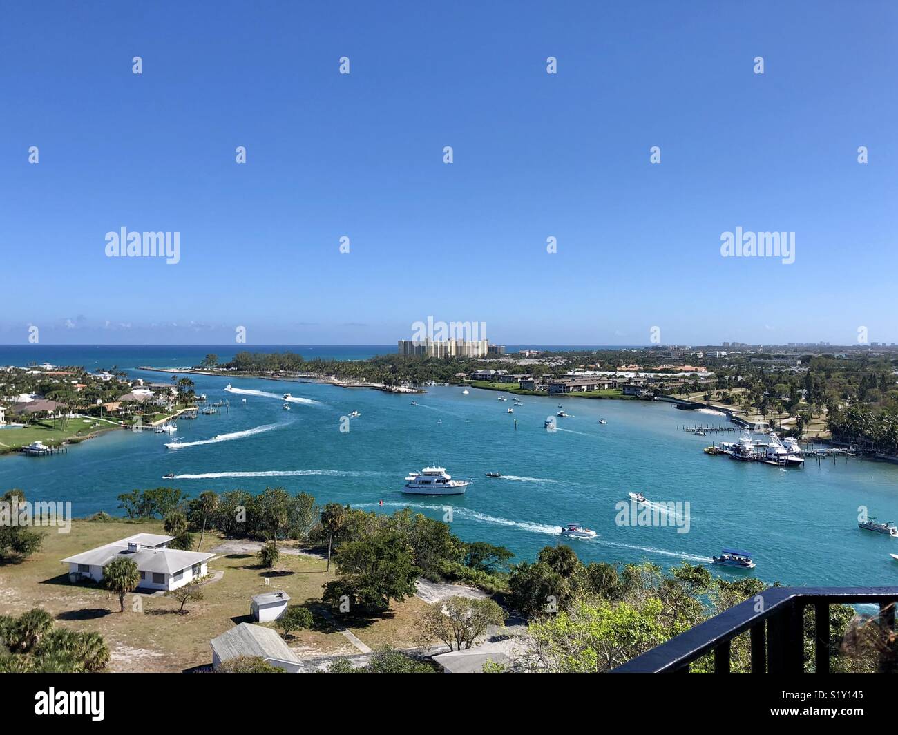 Barca a vela in ingresso di Jupiter, Florida - Immagine stock catturata con smartphone