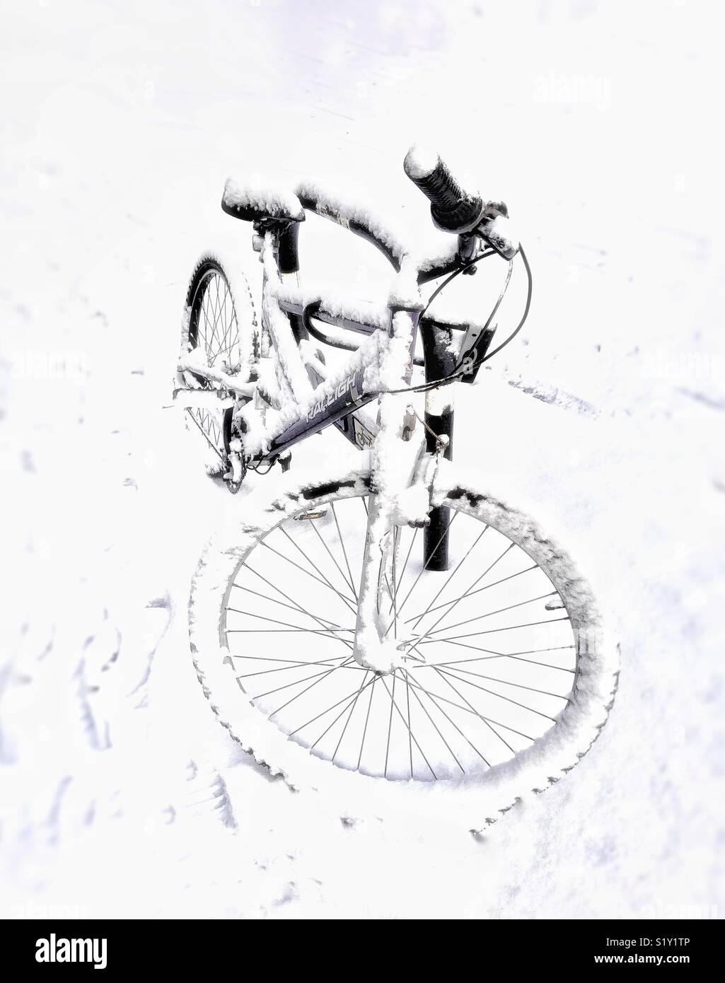 La neve è convertito in bicicletta - Immagine stock catturata con smartphone