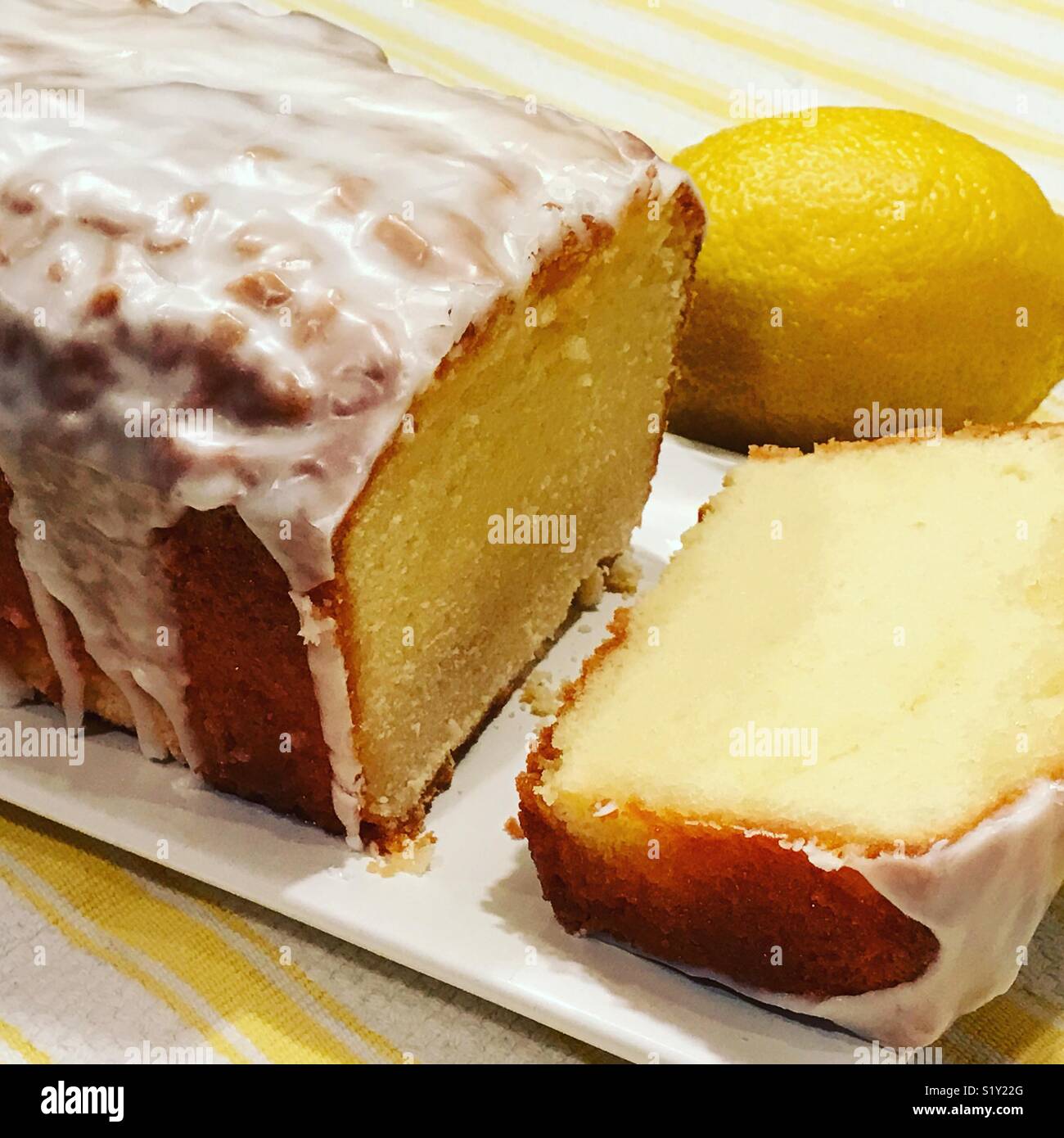 Limone ciambellone con smalto e limone Foto Stock