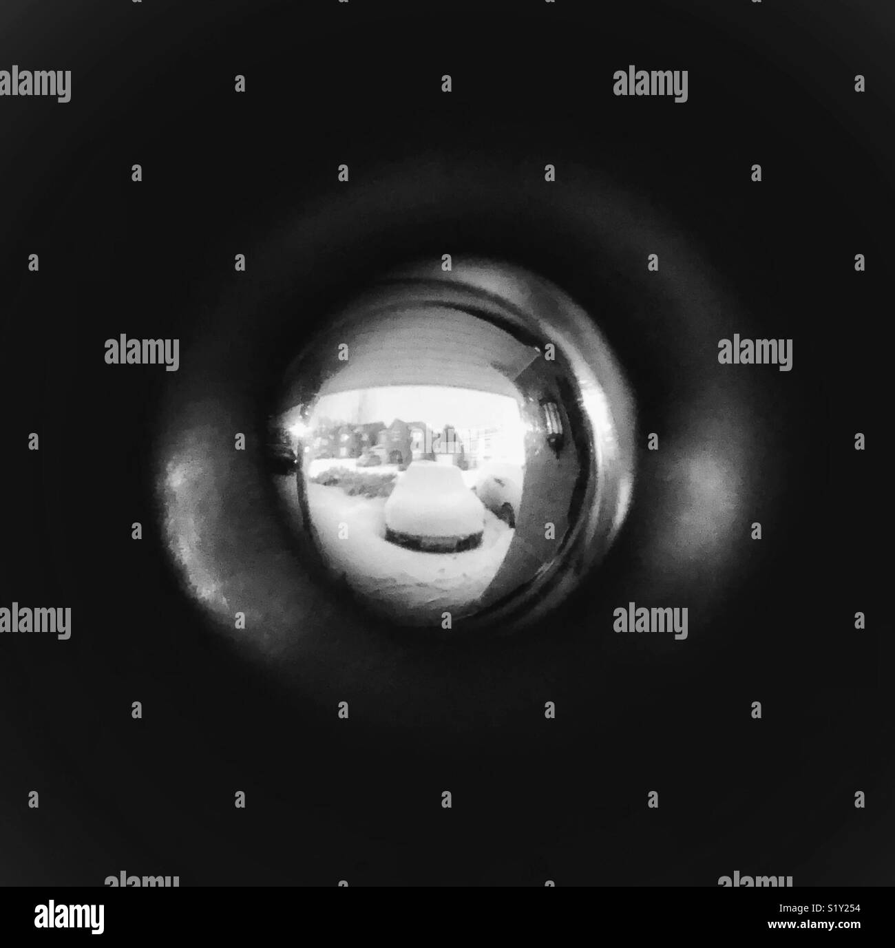 Unità nevoso attraverso spioncino nella porta anteriore Foto Stock