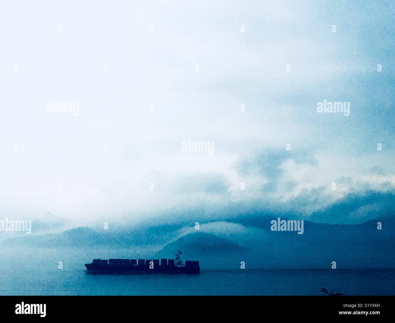 Nebbia di mattina su Est Lamma canale in Hong Kong. Foto Stock