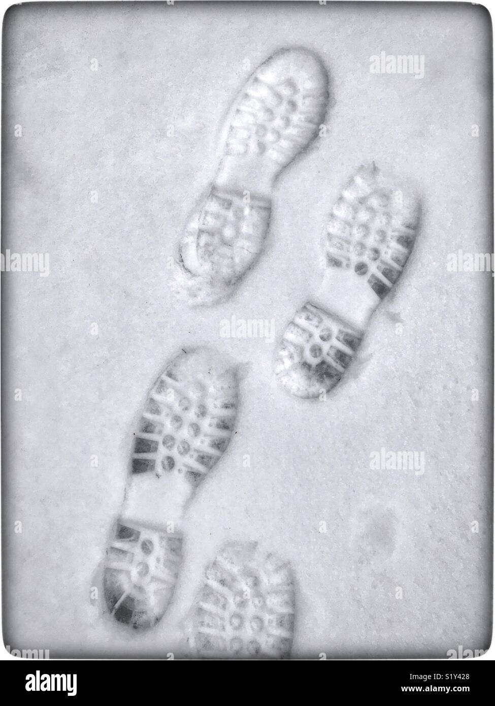 Orme nella neve. O che dovrebbe essere a piedi stampe di avvio nella neve. Camminando lentamente in avanti. Credito foto - © COLIN HOSKINS. Foto Stock