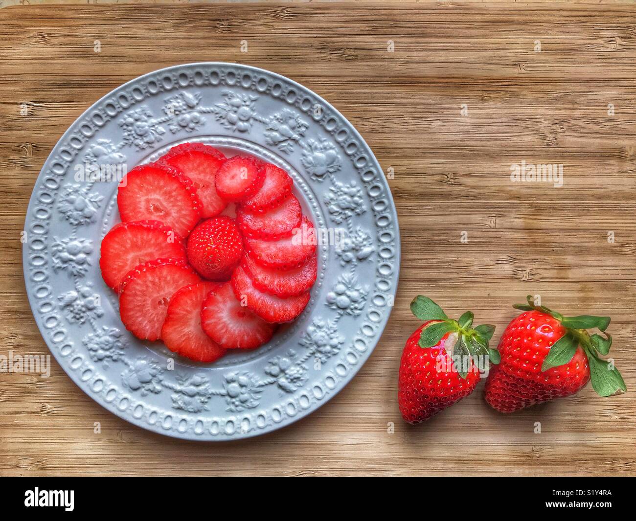 Fragole fresche su una piastra Foto Stock